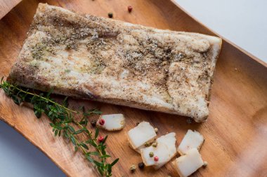 Rustik tuzlu domuz yağı ahşap bir yüzey üzerinde bir peçete üzerinde yatıyor