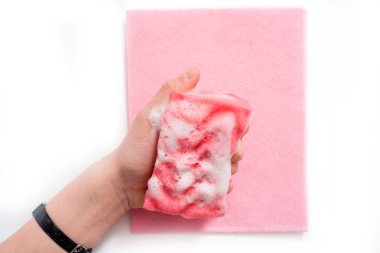 Temizlik için pembe lateks eldiven giymiş kadınların elleri