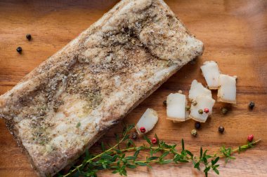 Rustik tuzlu domuz yağı ahşap bir yüzey üzerinde bir peçete üzerinde yatıyor