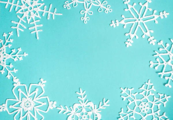 Λεύκανση τζιν τζιν φόντο της μόδας. Πλεκτό λευκό μοτίβο σε denim φόντο. Λευκό μοτίβο σε μπλε τζιν καμβά. — Φωτογραφία Αρχείου