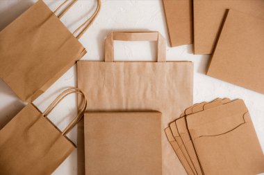 Beyaz kağıtlı düz posta paketleme kutusunun üst görünümü 