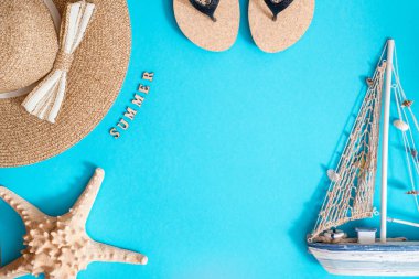 Parlak mavi arka plan üzerinde yaz için aksesuarlar, Yaratıcı düz döşeme fotoğraf , Kopyalama alanı ile üst görünüm
