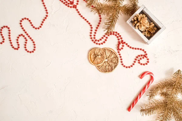 Composição de quadro de Natal ou ano novo. decorações de Natal em cores douradas sobre fundo branco com espaço de cópia vazio para texto. conceito de férias e celebração para cartão postal ou convite. vista superior — Fotografia de Stock