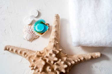 Beyaz arka plan üzerinde izole çeşitli spa ve güzellik threatment ürünleri