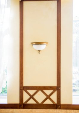 Bir otel ya da restoranın içinde. Tahta kapı, büyük pencereler.