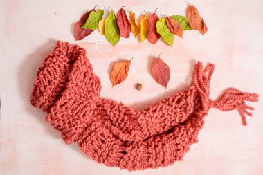 Sonbahar ile ilgili aksesuar beyaz. Şapka, eşarp, kahve ve diğer küçük nesneleri, üstten görünüm