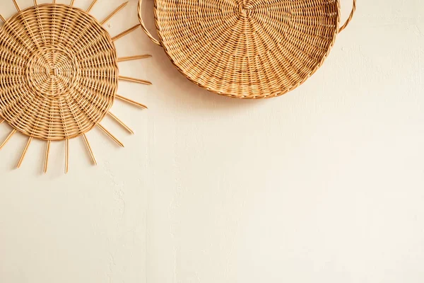 Açık beton duvar, rattan hasır panel. Asma tabağı. Ev ya da apartman dekorasyonu. Çubuktan örme şeklinde el yapımı sanat. Düz konum, üst görünüm, kopyalama alanı.