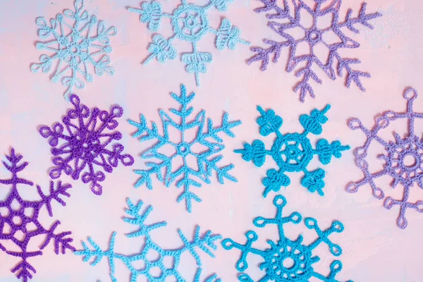 Fondo de Navidad con cuaderno en blanco, Azul copo de nieve de ganchillo, hecho a mano sobre un fondo púrpura-rosa. Mockup desgarró la tendencia del papel. Asiento plano, vista superior. espacio de copia . —  Fotos de Stock