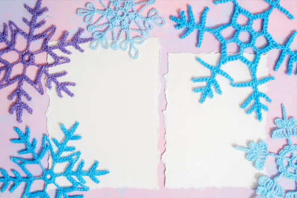 Fundo de Natal com caderno em branco, Floco de neve de malha azul, feito à mão em um fundo roxo-rosa. Mockup rasgou a tendência do papel. Deitado plano, vista superior. espaço de cópia . — Fotografia de Stock