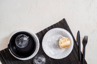 Ekoloji plastiğe karşı. Restoran plastik çöpünde yemek yerine servis yapma fikri. Plastik tek kullanımlık sofra takımı, çantalar. siyah bir peçeteye ve beyaz bir masaya örtebilirim.