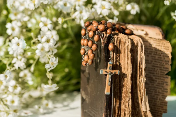 Ręce Złożone Modlitwie Nad Starą Biblią Drewniane Tło Ręce Różaniec — Zdjęcie stockowe