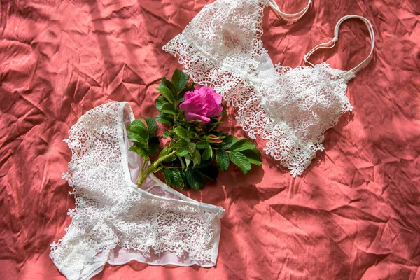 Soutien Gorge Femme Sur Lit Non Confectionné Culotte Coton Blanc — Photo