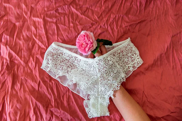 Sutiã Mulher Cama Unmade Openwork Cuecas Algodão Branco Cobertor Amassado — Fotografia de Stock