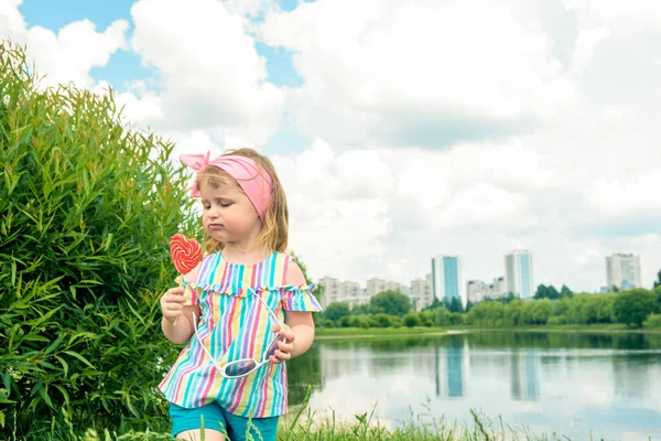 Linda Menina Comendo Pirulito Parque Cidade Grande Metrópole Infância Feliz — Fotografia de Stock