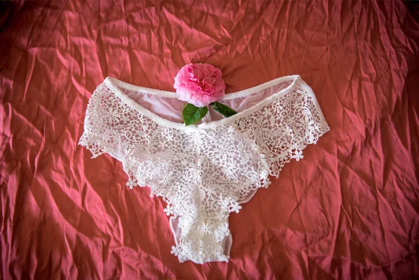 Roupa Interior Branca Mulher Sexual Cama Não Confeccionada Abertura Lingerie — Fotografia de Stock