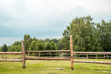 Köyde hayat. Eski sürgülü ahşap kapı. Taşra çiti. Yazın gün batımında doğa. İneklerin ve atların tarlaları ve otlakları.