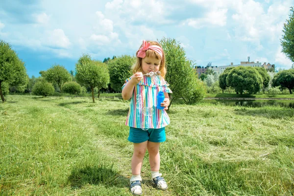 Menina Bonita Soprando Bolhas Sabão Parque Cidade Ureki Ecologia Natureza — Fotografia de Stock