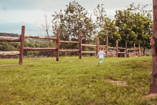 Estilo Vida Menina Correndo Sobre Cerca Madeira Dia Verão Fundo — Fotografia de Stock