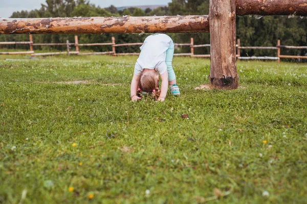 Bambina Sport Yoga All Aperto Nel Villaggio Recinzione Capovolto Esercizio — Foto Stock