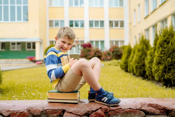 Portret Van Een Mooie Schooljongen Die Overdag Erg Gelukkig Uitziet — Stockfoto