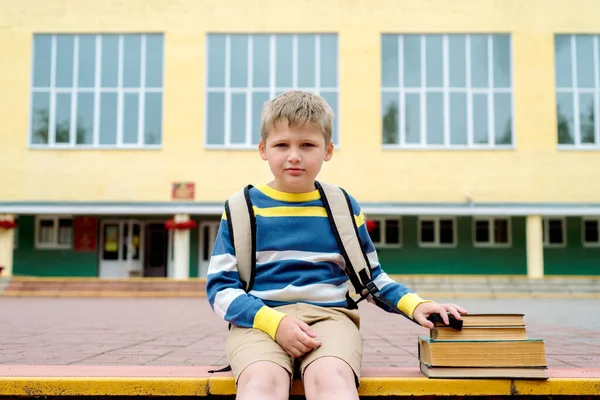 Retrato Menino Escola Bonita Olhando Muito Feliz Livre Dia Sentado — Fotografia de Stock