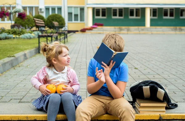 Glückliche Kinder Die Tagsüber Auf Dem Schulhof Spielen Schulfrühstück Obst — Stockfoto