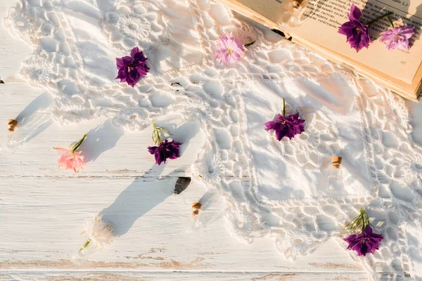 Flores Violetas Gelichrysum Libro Mantel Punto Calado Una Mesa Vieja — Foto de Stock