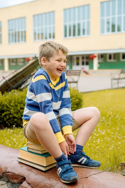 Вертикальний Портрет Щасливий Хлопчик Шкільному Подвір Сидить Сходах Чарівний Маленький — стокове фото