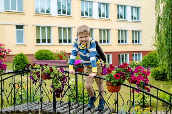 Szczęśliwy Chłopak Szkolnym Podwórku Uroczy Chłopczyk Książkami Plecakiem Dziecko Świeżym — Zdjęcie stockowe