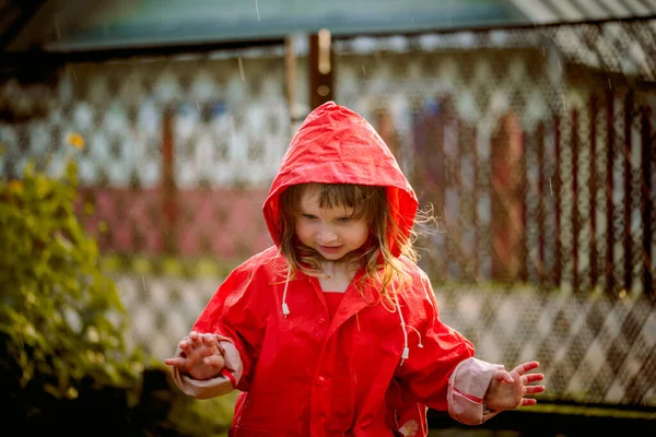 Симпатичная Девушка Красной Куртке Прыгает Лужу Заходящее Теплое Лето Осеннее — стоковое фото