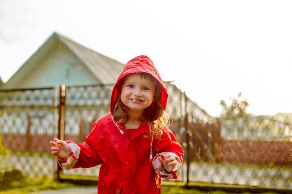 Linda Chica Con Una Chaqueta Roja Está Saltando Charco Puesta — Foto de Stock