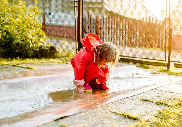 Linda Chica Con Una Chaqueta Roja Está Saltando Charco Puesta — Foto de Stock