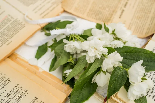 Vista Superior Del Viejo Libro Blanco Con Flores Silvestres Secas — Foto de Stock