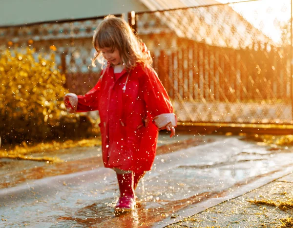 Linda Chica Con Una Chaqueta Roja Está Saltando Charco Puesta — Foto de Stock