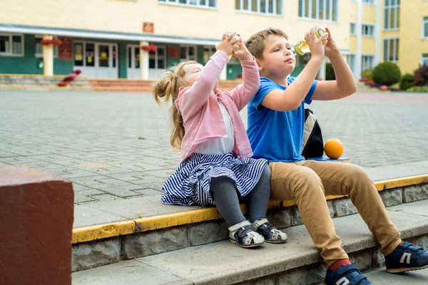 Щасливі Діти Які Грають Шкільному Подвір Час Стек Підручників Книг — стокове фото