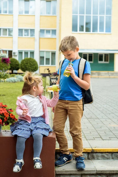 Glada Barn Leker Skolgården Dagen Skolfrukost Frukt Och Juice Stack — Stockfoto