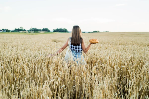 Поле Вухами Кукурудзи Урожай Хліба Хліб Вибірковий Фокус Руки Тримають — стокове фото