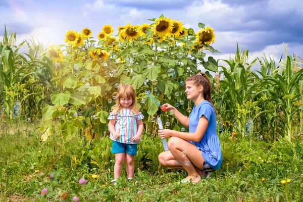 Due Bambini Sorridenti Felici Nel Campo Girasoli Ridono Soffiano Bolle — Foto Stock