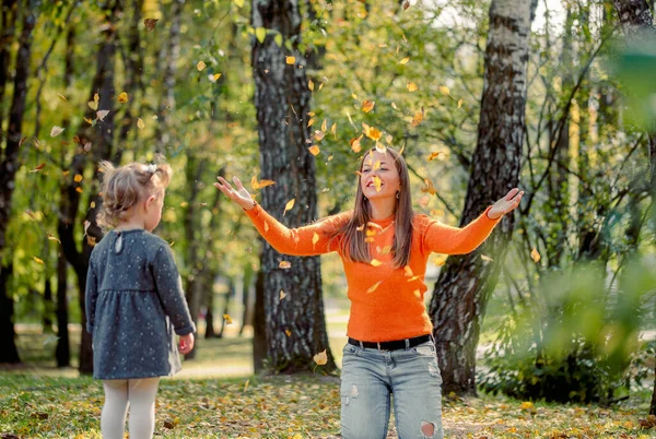 Família Feliz Que Joga Com Folhas Outono Parque Mãe Feliz — Fotografia de Stock