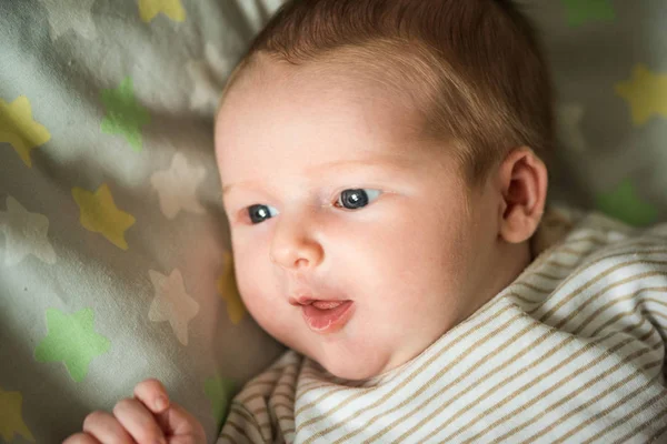 Gros Plan D Une Heureuse Petite Fille Souriante Aux Yeux Bleus Concentrez Vous Portrait Emotionnel Enfant Souriant Amusant Parentalite Stock Photo Gros Plan D Une Heureuse Petite Fille Souriante Aux Yeux Bleus Concentrez Vous Portrait Emotionnel Enfant Souriant Amusant Parentalite Stock Photo