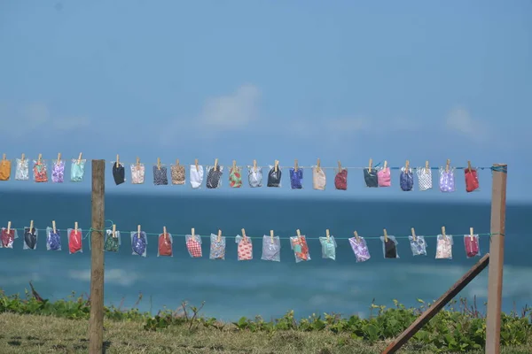 Maskeler sahilde satılıyor.