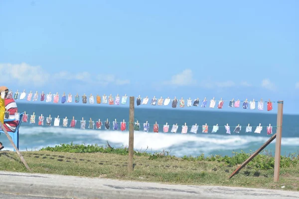 Maskeler sahilde satılıyor.