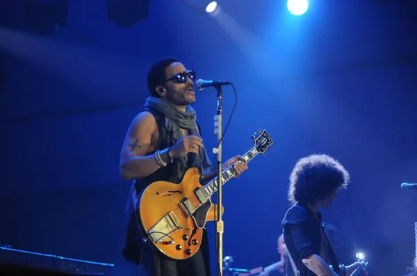 RIO DE JANEIRO, 11 Eylül 2011 - Rio de Janeiro Rock sırasında şarkıcı Lenny Kravitz gösterisi