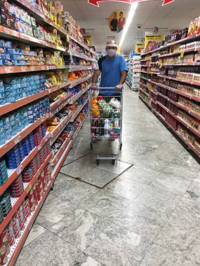 Rio de Janeiro-Brezilya 27 Haziran 2020, Covid19 için süpermarkette koruyucu maskeli adam alışverişi