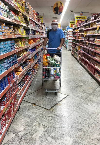 Rio de Janeiro-Brezilya 27 Haziran 2020, Covid19 için süpermarkette koruyucu maskeli adam alışverişi