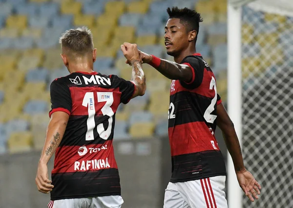 Flamengo 'dan Bruno Henrique, Brezilya' nın Rio de Janeiro kentindeki Maracana Stadyumu 'nda oynanan Rio de Janeiro futbol ligi maçında takım arkadaşı Filipe Luis ile yaptığı golü kutladı. Rio de Janeiro futbol ligi 3-mon 'dan sonra tekrar başladı.