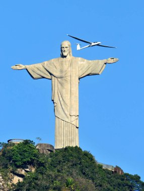 Rio de Janeiro şehrinde Kurtarıcı İsa 'nın üzerinde uçan planör