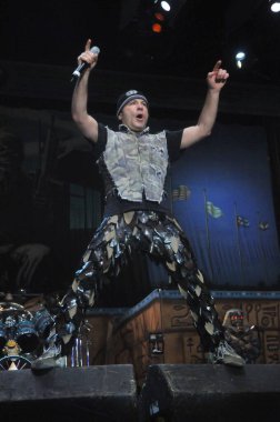 Bruce Dickinson Singer Iron Maiden grubu Rio de Janeiro 'da gösteri yapıyor. 