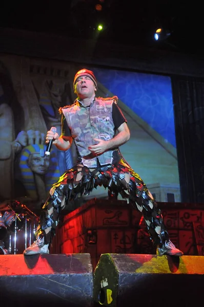 Bruce Dickinson Singer Iron Maiden grubu Rio de Janeiro 'da gösteri yapıyor. 