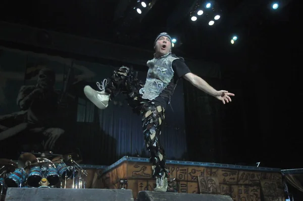 Bruce Dickinson Singer Iron Maiden grubu Rio de Janeiro 'da gösteri yapıyor. 